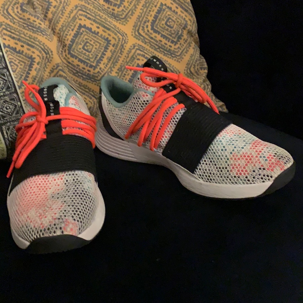 Woman’s under armour sneakers 9.5